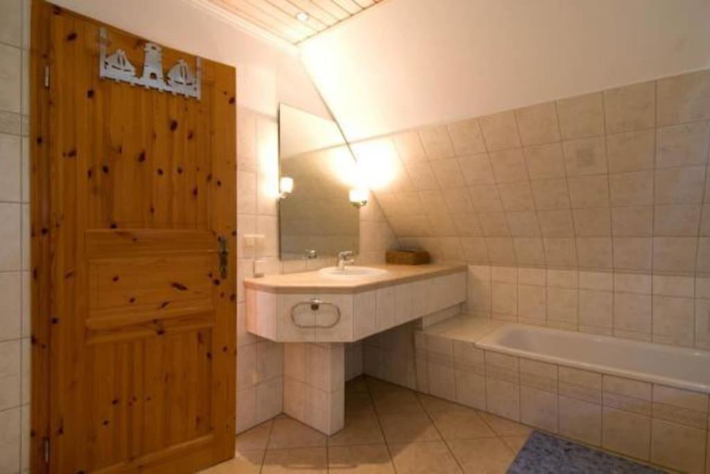 Trollhus - Grosses Familienfreundliches Ferienhaus ボルン エクステリア 写真