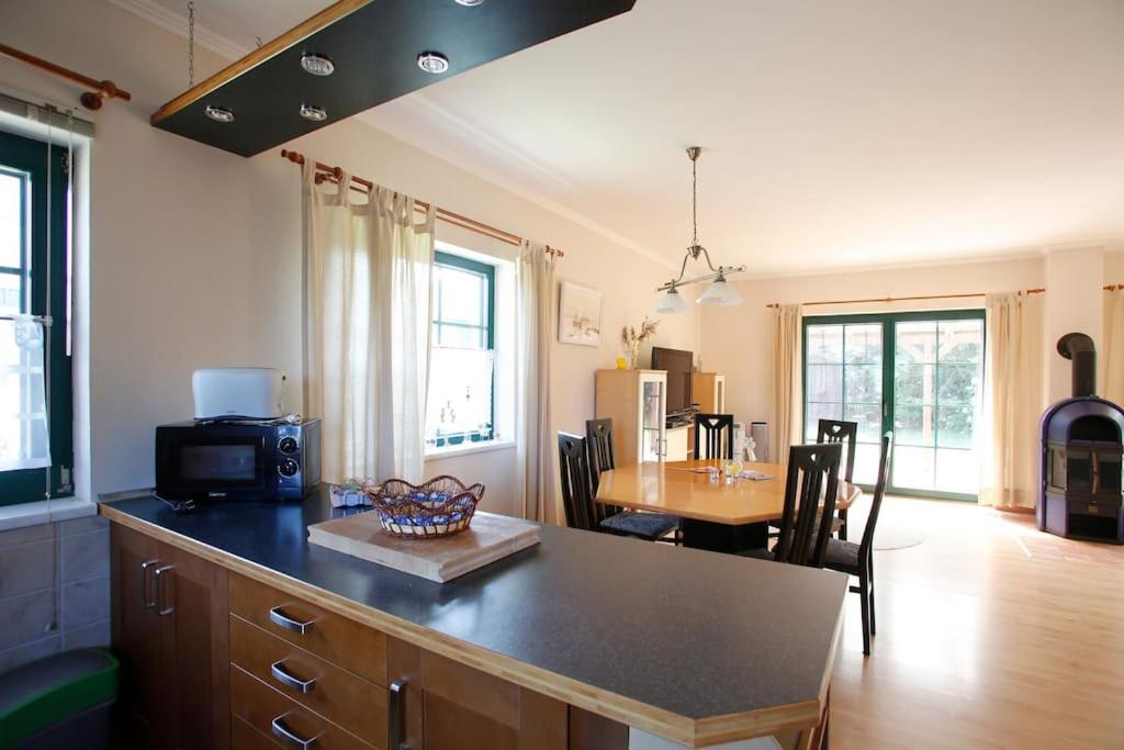 Trollhus - Grosses Familienfreundliches Ferienhaus ボルン エクステリア 写真